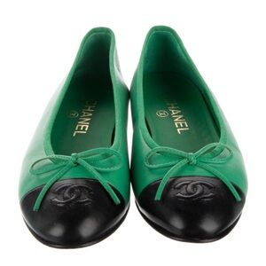 CHANEL Green Leather Ballet Flats with Black Cap Toe